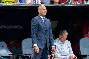 马丁内斯1个多月前说喜欢数字6，结果被穿6号的梅里诺淘汰