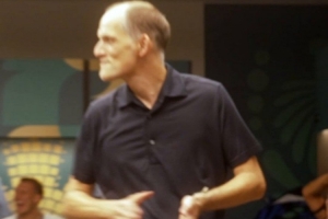 调皮！英格兰队赛后更衣室庆祝，斯通斯假装受伤吓唬图赫尔
