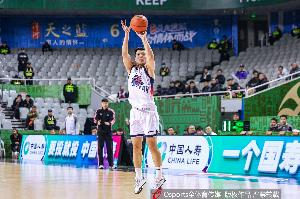 直播吧：山东男篮已经与后卫陈培东完成两年C合同续约